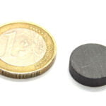 ø15 hoogte 4 mm. Houdkracht ± 0,4 kg.