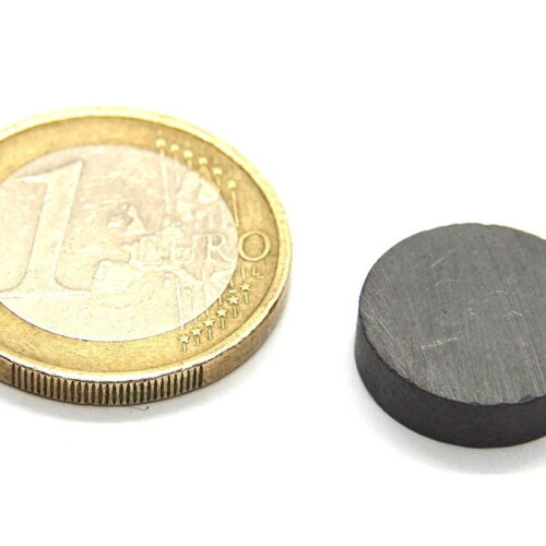 ø15 hoogte 4 mm. Houdkracht ± 0,4 kg.