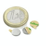 zelfklevende schijfmagneet ø8 hoogte 0,75 mm. Houdkracht ± 0,320 kg