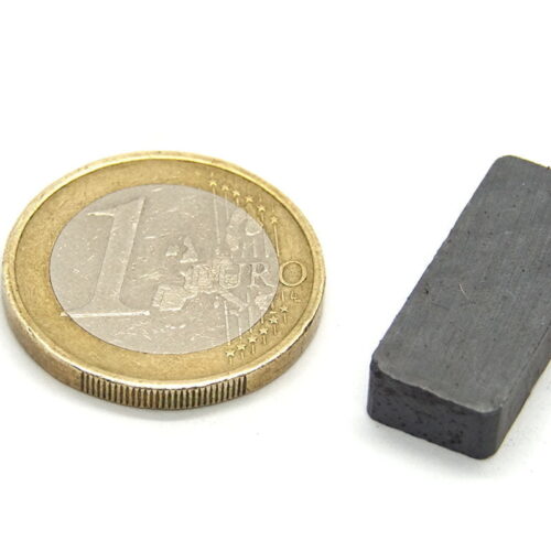 Keramisch | 25 x 10 x 5 mm. Houdkracht 0,6 kg.