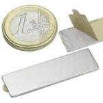 zelfklevende magneet 40 x 12 hoogte 1 mm. Houdkracht ± 1,2 kg