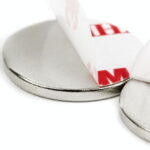 zelfklevende schijfmagneet ø12 hoogte 2 mm. Houdkracht ± 1,3 kg