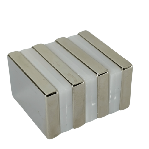 blokmagneet 30 x 20 x 5 mm. Houdkracht 7,4 kg.
