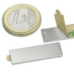 zelfklevende magneet 30 x 10 hoogte 1 mm. Houdkracht ± 1 kg