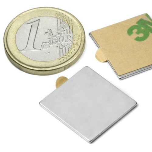 zelfklevende magneet 20 x 20 hoogte 1 mm. Houdkracht ± 1,1 kg