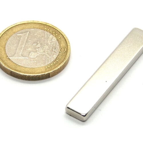 blokmagneet 40 x 7 x 3 mm. Houdkracht 4,8 kg.