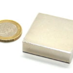 blok magneet 35 x 35 x 10 mm. Houdkracht 25 kg.