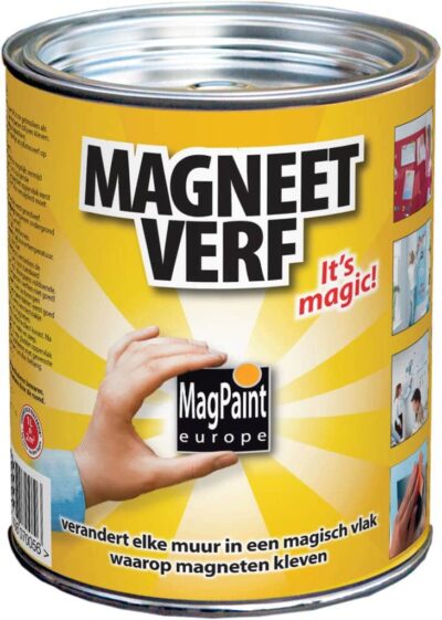 Een blik Magneetverf 1 Liter met een geel etiket met Nederlandse tekst en een afbeelding van een hand die het logo vasthoudt. Het etiket promoot het gebruik voor het veranderen van muren in magnetische oppervlakken.