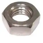 Een close-up van de Moer M3, een metalen zeskantige moer met inwendige schroefdraad, meestal gekoppeld aan een bout voor een stevige bevestiging.