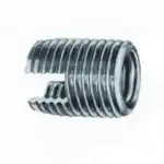 De Schroefdraadbus zelfdraadsnijdend M6x12 is een metalen inzetstuk met schroefdraad met inwendig en uitwendig schroefdraad en een sleuf van gedeeltelijke lengte, ontworpen om gaten met schroefdraad te versterken of te repareren.