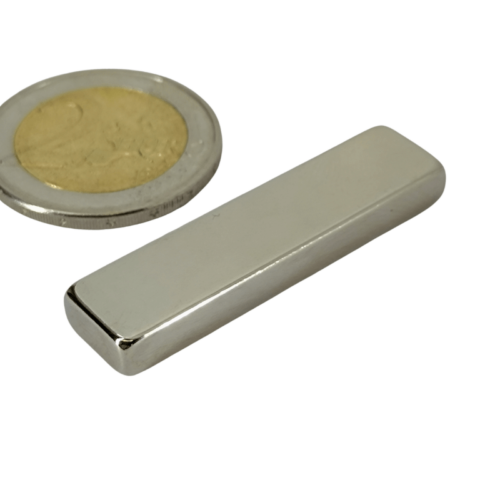 blokmagneet 40 x 10 x 5 mm. Houdkracht 8 kg.