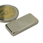 blokmagneet 28 x 13 x 5 mm. Houdkracht 7 kg.