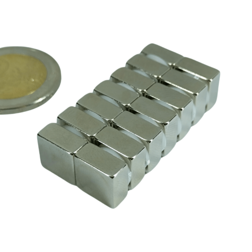blokmagneet 10 x 10 x 5 mm. Houdkracht 3,33 kg.
