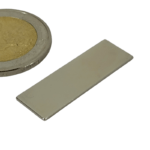 blokmagneet 30 x 10 x 1 mm. Houdkracht 0,980 kg.