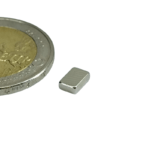 blokmagneet 6 x 4 x 2 mm. Houdkracht 0,7 kg.